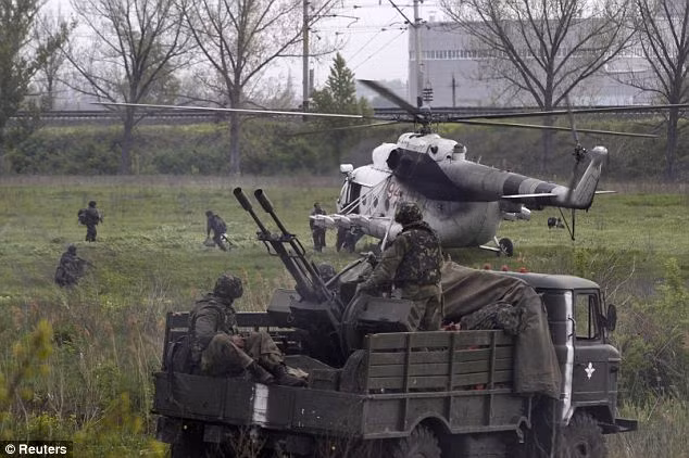 Một trực thăng Mi-24 của Ukraine bị phe biểu tình ly khai bắn hạ bằng tên lửa đất đối không. Một trực thăng Mi-24 của Ukraine bị phe biểu tình ly khai bắn hạ bằng tên lửa đất đối không.