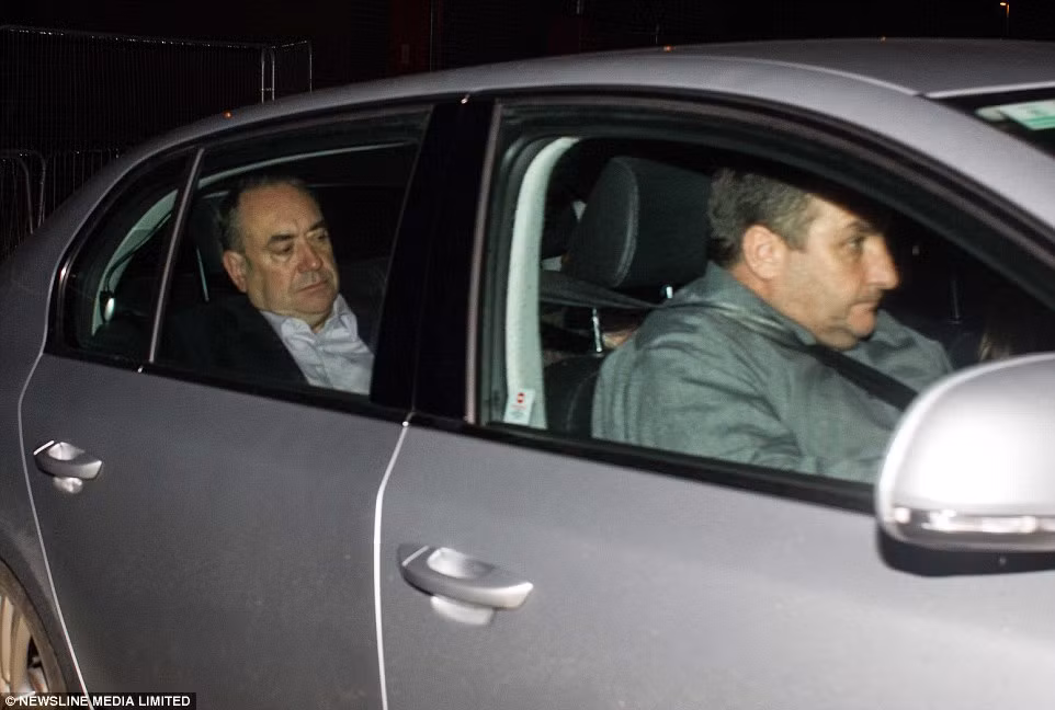 Alex Salmond lặng lẽ ra sân bay sau khi kết quả bỏ phiếu sơ bộ cho thấy phần lớn người dân phản đối Scotland tách ra khỏi Vương quốc Anh.
