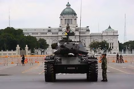 Quân đội Thái Lan bảo vệ tòa nhà Quốc hội tại Bangkok. Quân đội Thái Lan bảo vệ tòa nhà Quốc hội tại Bangkok.
