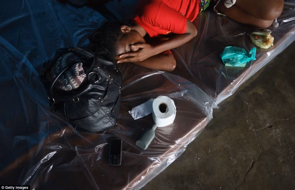 Một bệnh nhân nhiễm Ebola tại trung tâm cách ly. Một bệnh nhân nhiễm Ebola tại trung tâm cách ly.