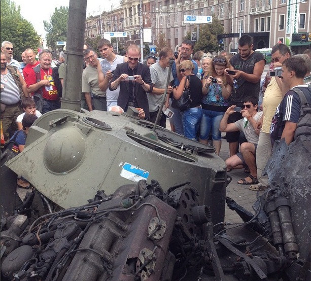 Người dân Donetsk xem vũ khí lực lượng ly khai tuyên bố tịch thu được của quân đội Ukraine. Người dân Donetsk xem vũ khí lực lượng ly khai tuyên bố tịch thu được của quân đội Ukraine.