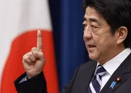 Thủ tướng Nhật Bản Shinzo Abe đang nỗ lực thay đổi hiến pháp và mở rộng quyền tự vệ. Thủ tướng Nhật Bản Shinzo Abe đang nỗ lực thay đổi hiến pháp và mở rộng quyền tự vệ.