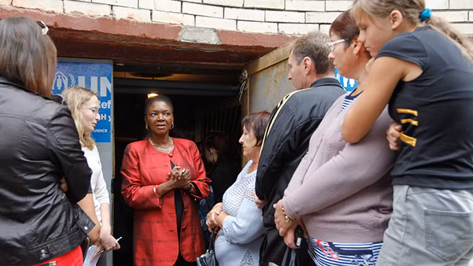 Giám đốc nhân đạo của Liên Hợp Quốc Valerie Amos trò chuyện với người dân Slaviansk để tìm hiểu về đời sống của họ trong xung đột.
