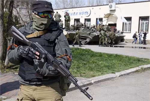 Xe bọc thép Ukraine đầu hàng lực lượng biểu tình đỗ bên ngoài trụ sở hội đồng thị trấn Slaviansk. Xe bọc thép Ukraine đầu hàng lực lượng biểu tình đỗ bên ngoài trụ sở hội đồng thị trấn Slaviansk.