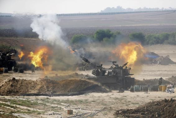 Quân đội Israel khai hỏa về phía Gaza ngày 28/7. Ảnh Reuters Quân đội Israel khai hỏa về phía Gaza ngày 28/7. Ảnh Reuters