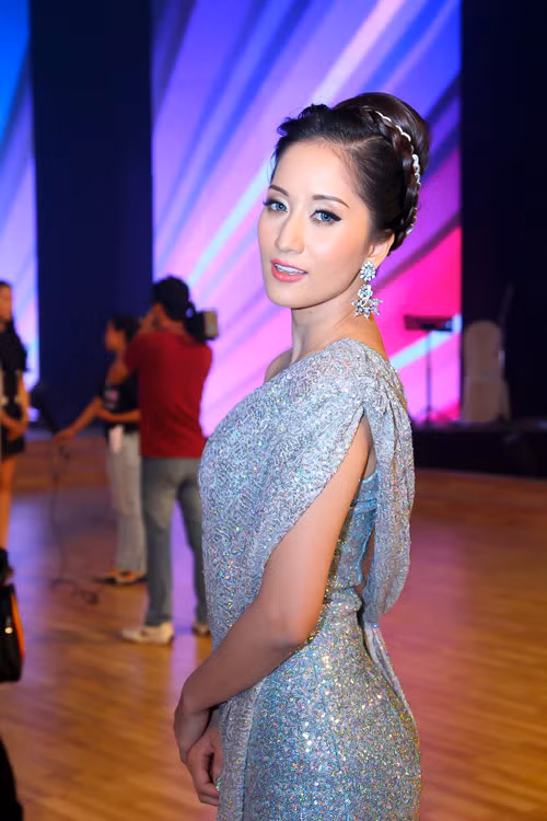 Chiếc váy seqiun bạc lệch vay được thiết kế đơn giản với đường cắt nhấn từ vai xuống kết hợp với kiểu tóc nữ thần khiến Khánh Thy trở nên lộng lẫy và xinh đẹp.