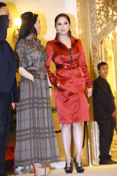 Mẹ chồng Tăng Thanh Hà rực rỡ tông đỏ