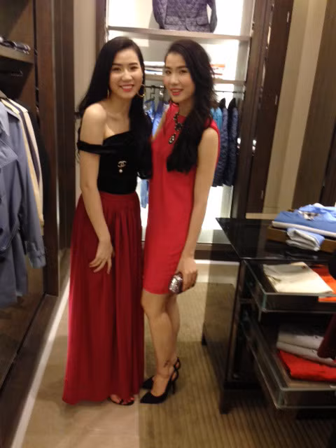 Căp siêu mẫu song sinh Huyền Thư, Thư Huyền