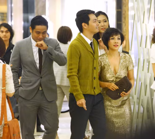 Ca sĩ Mỹ Linh khoe ngực kém săn gọn trong bộ váy lóng lánh
