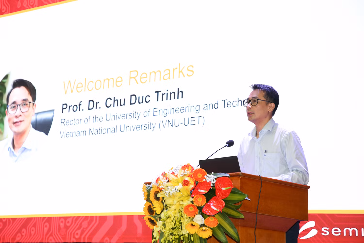 Giáo sư - Tiến sĩ Chử Đức Trình, Hiệu trưởng Trường Đại học Công nghệ phát biểu chào mừng tại diễn đàn Giáo sư - Tiến sĩ Chử Đức Trình, Hiệu trưởng Trường Đại học Công nghệ phát biểu chào mừng tại diễn đàn