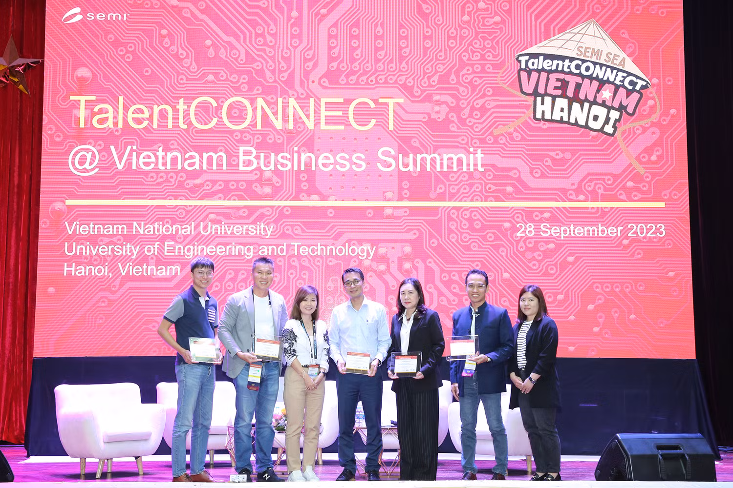 Bà Linda Tan, Chủ tịch SEMI Đông Nam Á trao kỷ niệm chương cho các diễn giả Bà Linda Tan, Chủ tịch SEMI Đông Nam Á trao kỷ niệm chương cho các diễn giả
