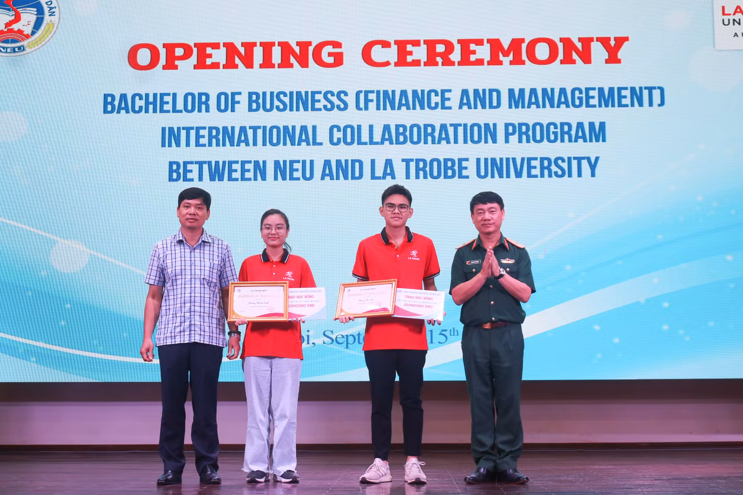 Thiếu tướng Trần Đình Thăng – Cục trưởng Cục kinh tế Bộ Quốc Phòng, Chủ tịch Hiệp hội các doanh nghiệp Quân đội trao học bổng cho các tân sinh viên thủ khoa đầu vào Thiếu tướng Trần Đình Thăng – Cục trưởng Cục kinh tế Bộ Quốc Phòng, Chủ tịch Hiệp hội các doanh nghiệp Quân đội trao học bổng cho các tân sinh viên thủ khoa đầu vào