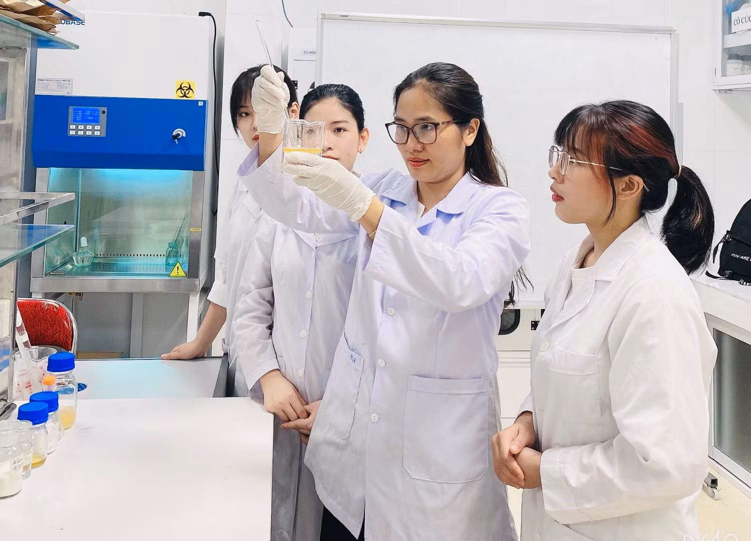 Sinh viên Trường Đại học Thủy Lợi nghiên cứu khoa học. Ảnh: website trường