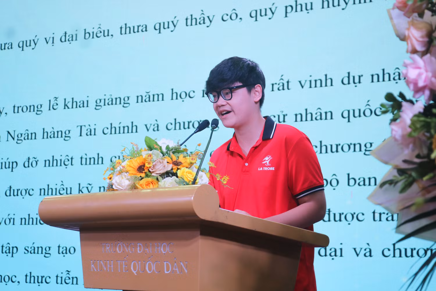 Võ Trường Giang - Sinh viên xuất sắc khóa 1, ngành Tài chính và Quản lý, chương trình cử nhân quốc tế liên kết giữa Đại học Kinh tế quốc dân và Đại học La Trobe Võ Trường Giang - Sinh viên xuất sắc khóa 1, ngành Tài chính và Quản lý, chương trình cử nhân quốc tế liên kết giữa Đại học Kinh tế quốc dân và Đại học La Trobe