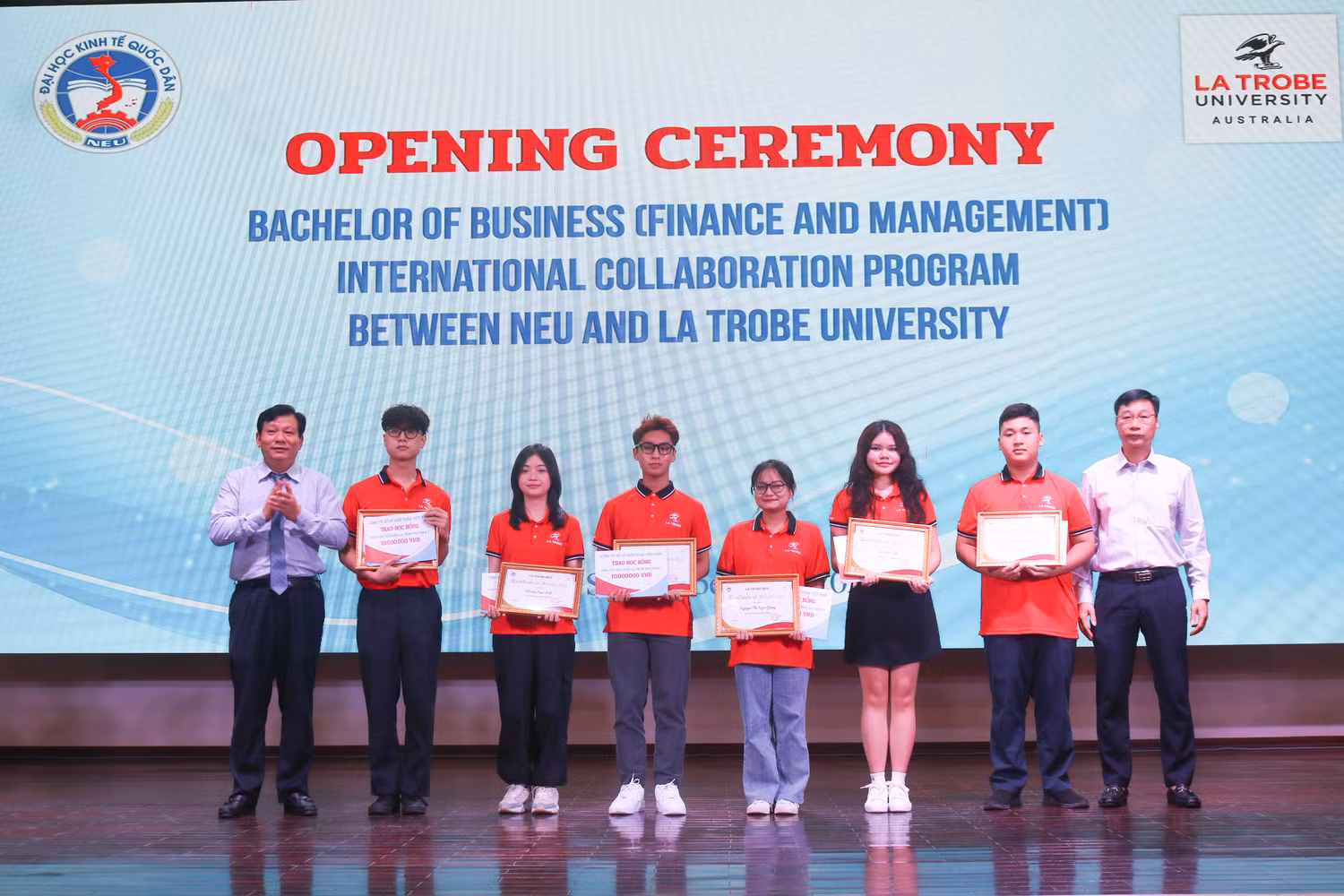 Các tân sinh viên thủ khoa đầu vào nhận học bổng Các tân sinh viên thủ khoa đầu vào nhận học bổng
