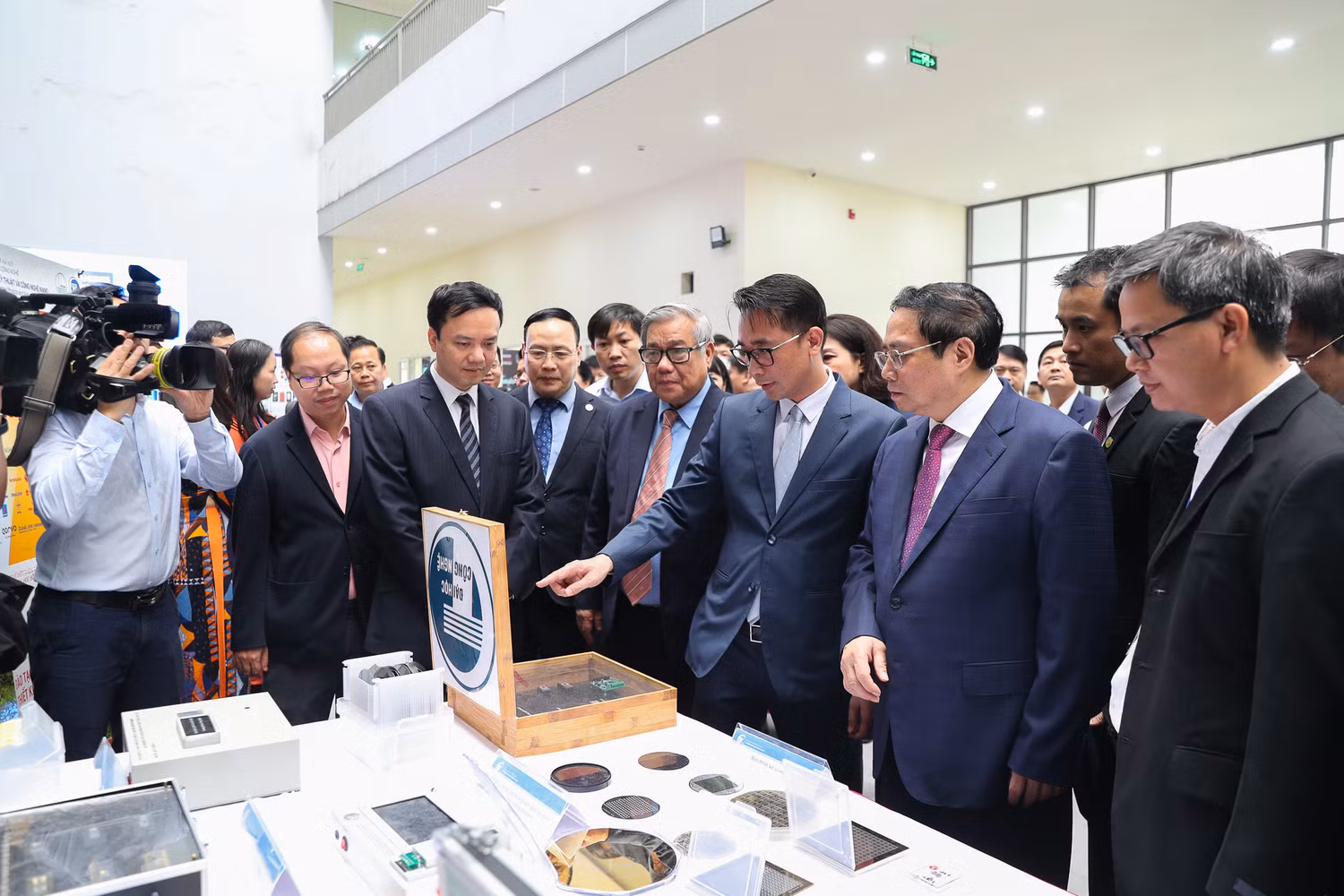 Hiệu trưởng giới thiệu các sản phẩm chip bán dẫn của Nhà trường Hiệu trưởng giới thiệu các sản phẩm chip bán dẫn của Nhà trường