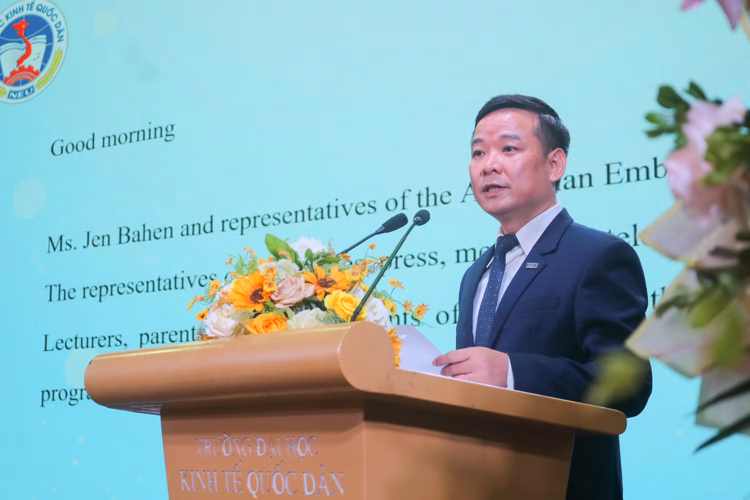 Phó giáo sư, Tiến sĩ Bùi Huy Nhượng – Phó Hiệu trưởng Trường Đại học Kinh tế quốc dân phát biểu tại Lễ khai giảng Phó giáo sư, Tiến sĩ Bùi Huy Nhượng – Phó Hiệu trưởng Trường Đại học Kinh tế quốc dân phát biểu tại Lễ khai giảng