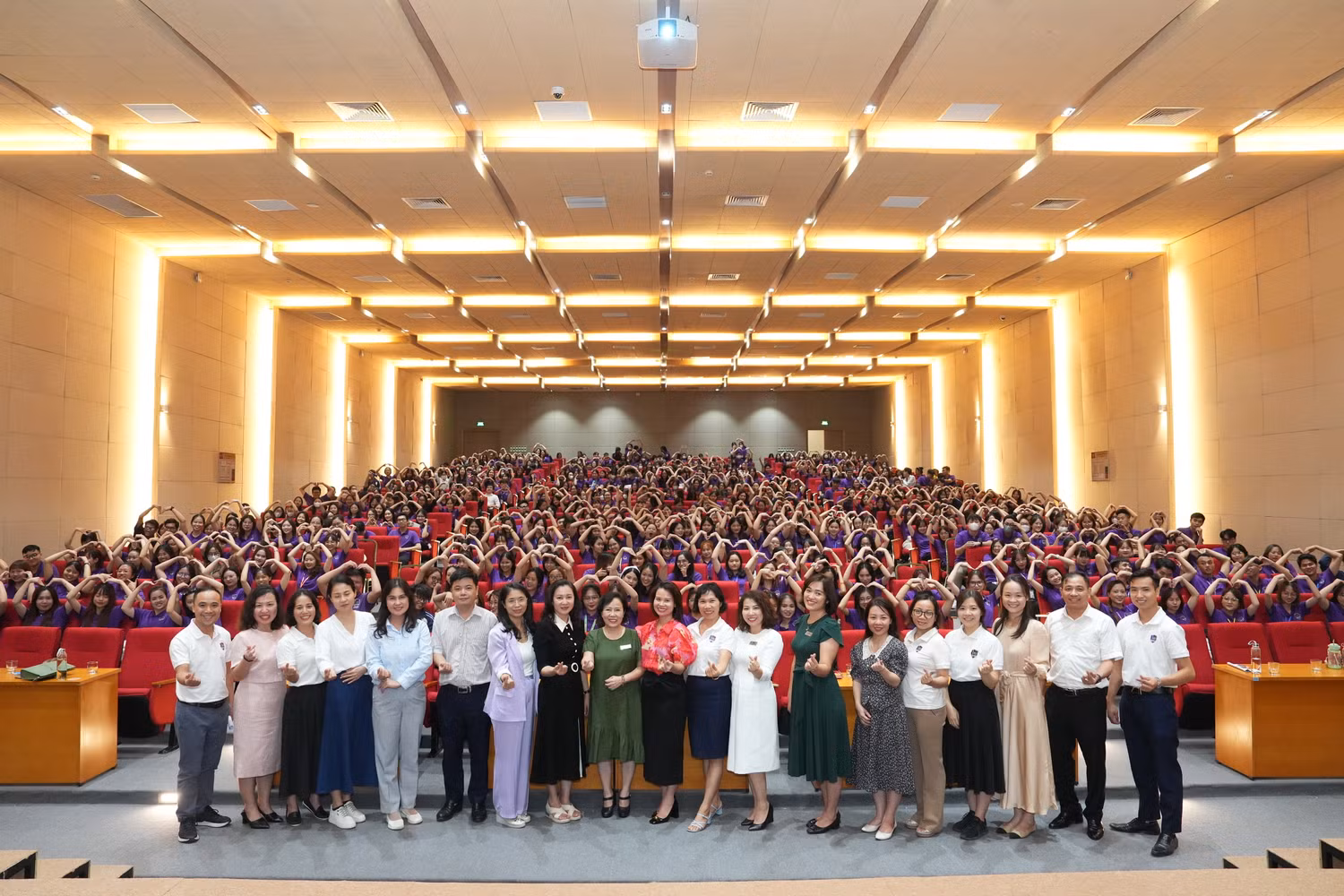 Hoạt động trải nghiệm tại Hệ thống giáo dục Vinschool kết thúc tốt đẹp, sinh viên cùng các thầy cô giáo chụp ảnh lưu niệm. Hoạt động trải nghiệm tại Hệ thống giáo dục Vinschool kết thúc tốt đẹp, sinh viên cùng các thầy cô giáo chụp ảnh lưu niệm.