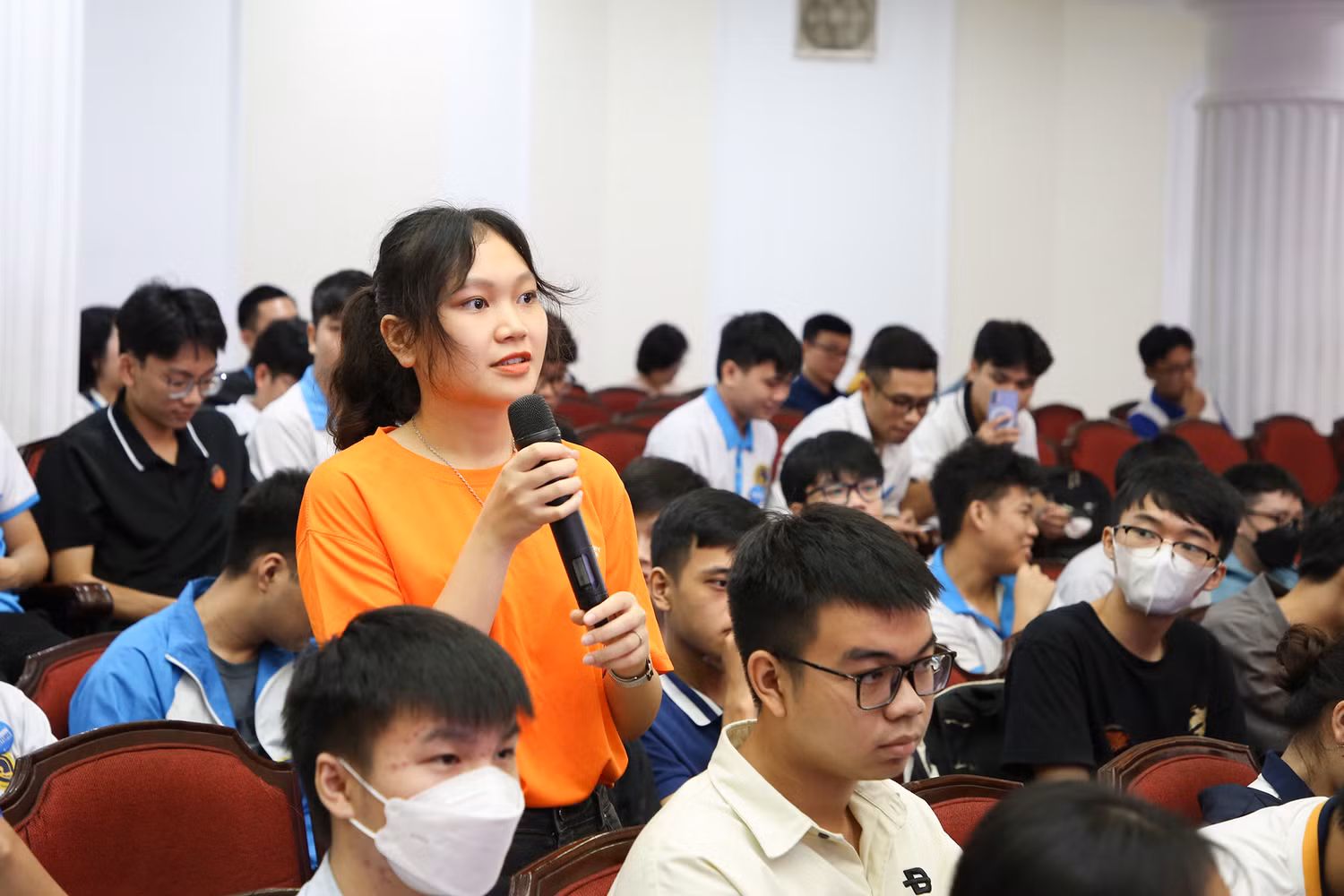 Sinh viên thích thú tham gia đặt câu hỏi tại buổi tọa đàm Sinh viên thích thú tham gia đặt câu hỏi tại buổi tọa đàm