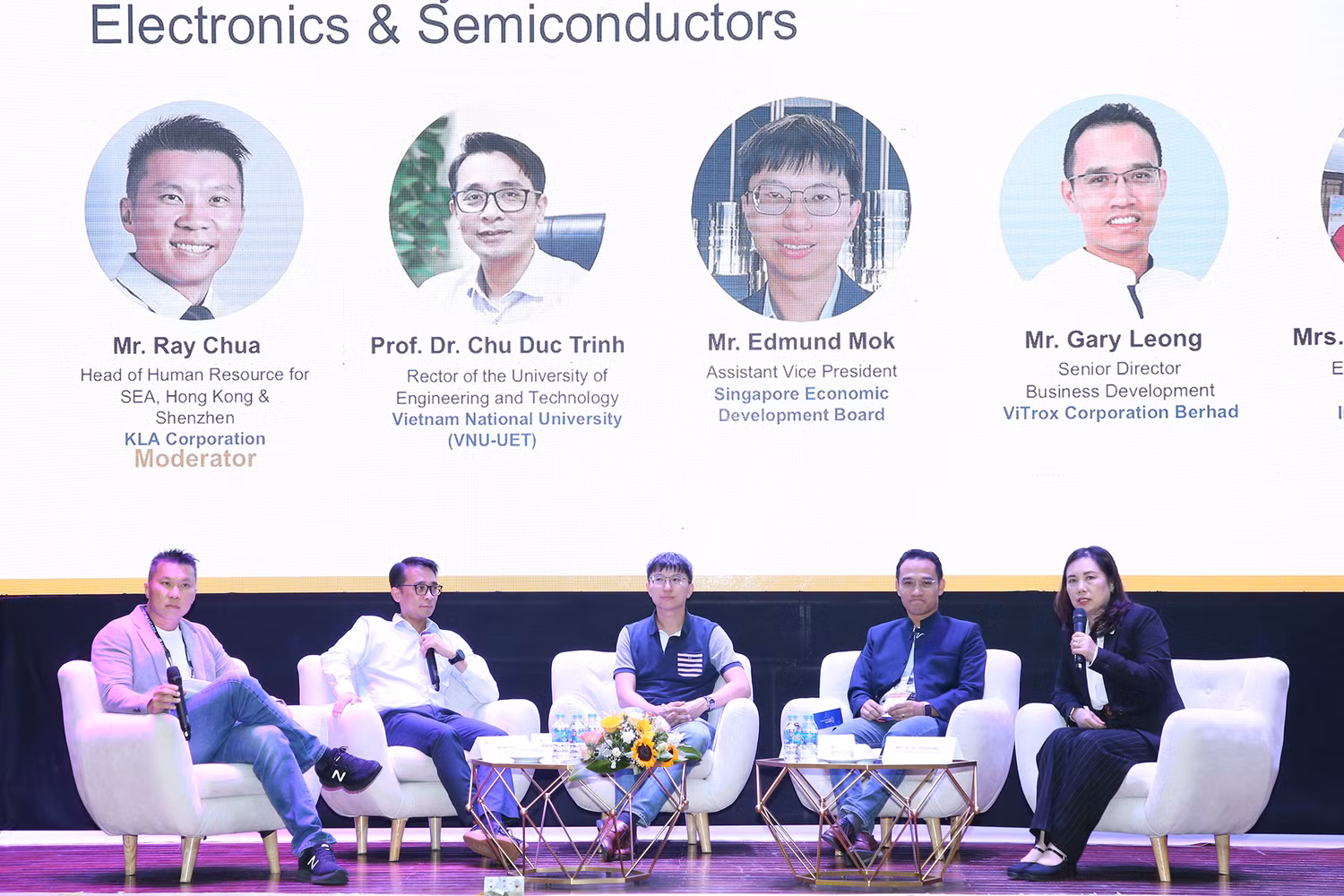 Tọa đàm “Lực lượng nhân lực sẵn sàng cho tương lai trong ngành điện tử và bán dẫn” Tọa đàm “Lực lượng nhân lực sẵn sàng cho tương lai trong ngành điện tử và bán dẫn”