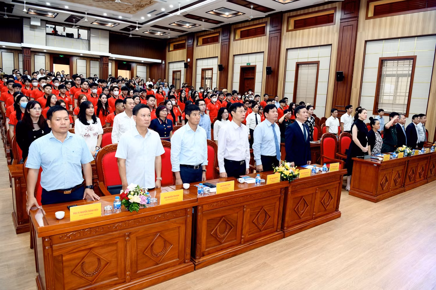 Mở đầu chương trình, sau lễ chào cờ và hát quốc ca, các đại biểu, sinh viên cùng phụ huynh có mặt tại hội trường đã dành thời gian mặc niệm để chia sẻ, tưởng nhớ những nạn nhân trong vụ cháy chung cư mini tại Hà Nội vừa qua Mở đầu chương trình, sau lễ chào cờ và hát quốc ca, các đại biểu, sinh viên cùng phụ huynh có mặt tại hội trường đã dành thời gian mặc niệm để chia sẻ, tưởng nhớ những nạn nhân trong vụ cháy chung cư mini tại Hà Nội vừa qua