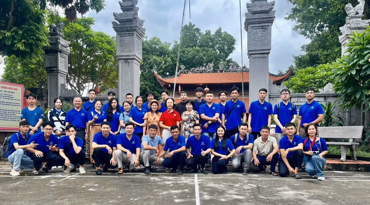 Thầy cô và sinh viên Khoa Y học cổ truyền chụp ảnh lưu niệm Thầy cô và sinh viên Khoa Y học cổ truyền chụp ảnh lưu niệm