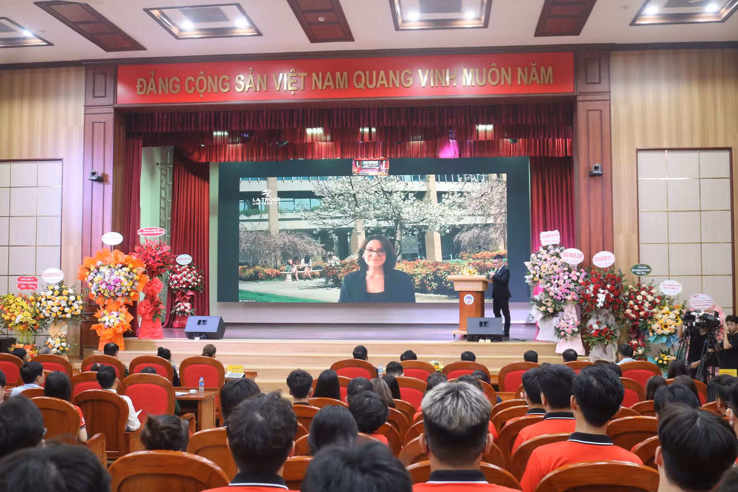 Giáo sư Amalia Di Iorio – Phó Hiệu trưởng Phụ trách liên kết đào tạo Đại học La Trobe chia sẻ với tân sinh viên trong ngày lễ khai giảng Giáo sư Amalia Di Iorio – Phó Hiệu trưởng Phụ trách liên kết đào tạo Đại học La Trobe chia sẻ với tân sinh viên trong ngày lễ khai giảng