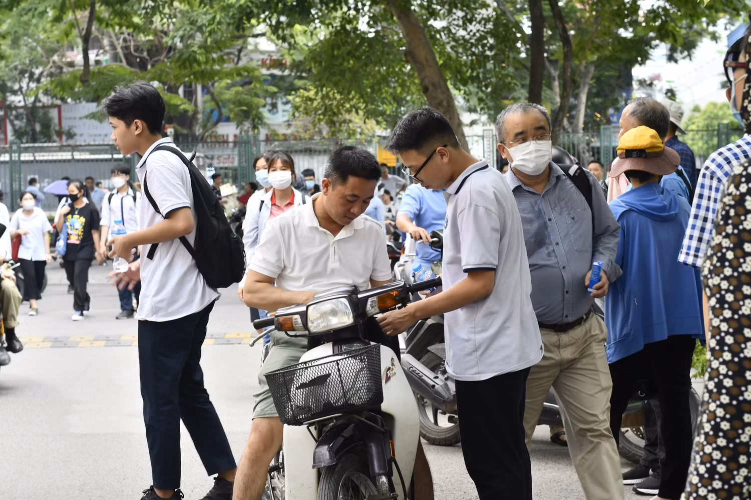 Phụ huynh đưa con đến điểm thi Chuyên Toán tại Trường trung học phổ thông Chuyên Đại học Sư phạm. Phụ huynh đưa con đến điểm thi Chuyên Toán tại Trường trung học phổ thông Chuyên Đại học Sư phạm.