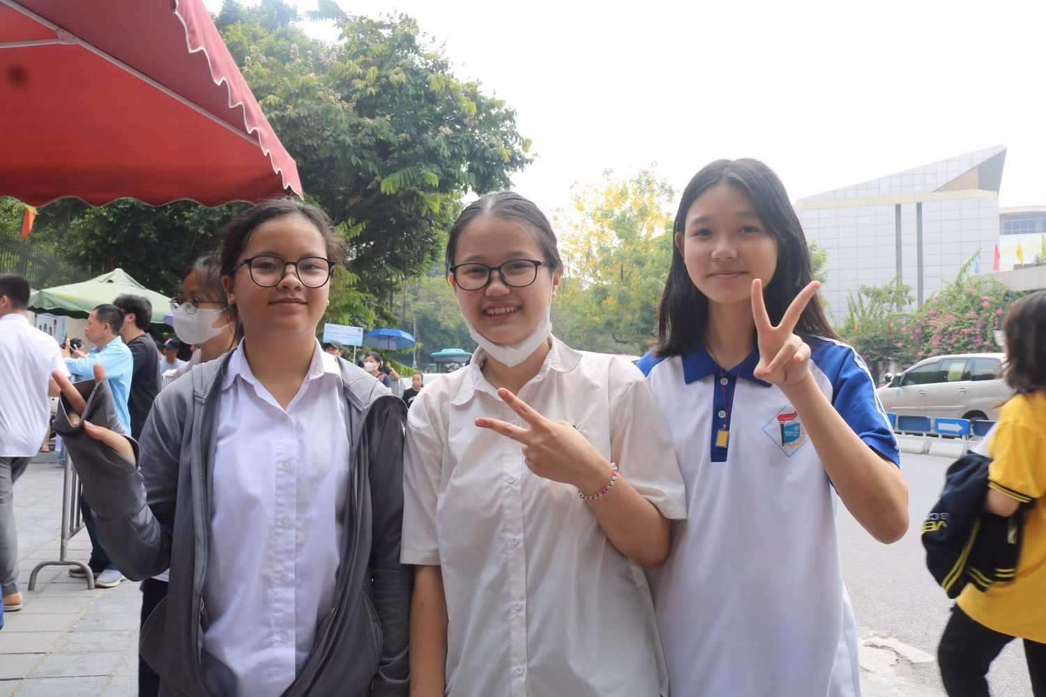 Học sinh tự tin sau khi hoàn thành xong bài thi môn Toán. Học sinh tự tin sau khi hoàn thành xong bài thi môn Toán.