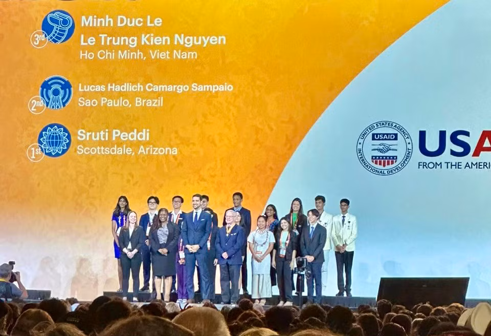 Dự án của em Lê Minh Đức và em Lê Nguyễn Trung Kiên, học sinh Trường THPT Chuyên Lê Hồng Phong, Thành phố Hồ Chí Minh nhận giải Ba trong khuôn khổ giải đặc biệt do tổ chức US Agency for International Development trao tặng (ảnh: Bộ Giáo dục và Đào tạo)