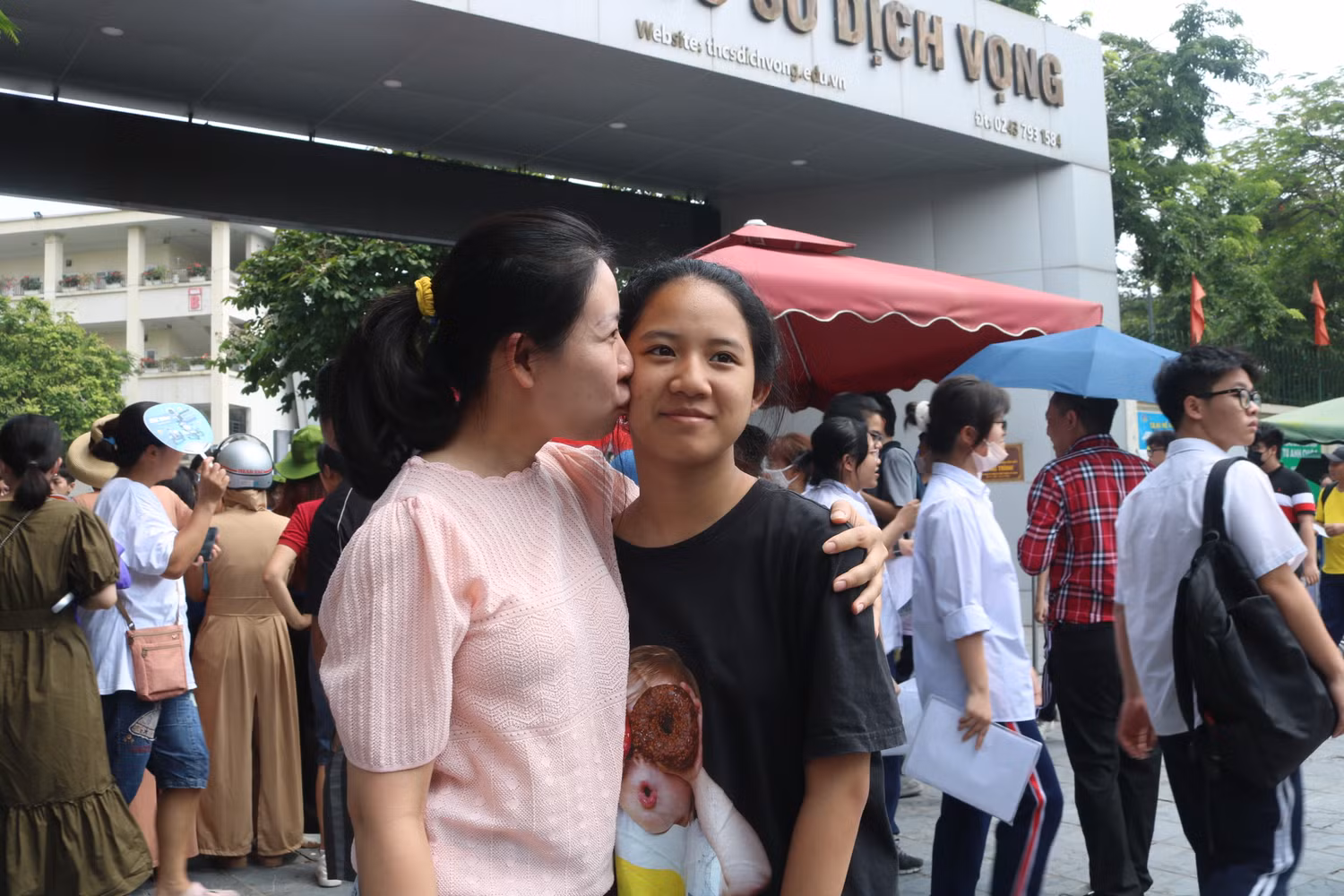 Người mẹ dành nụ hôn lên má chúc mừng cô con gái đã vượt qua kỳ thi căng thẳng. (Ảnh: Phương Nga).