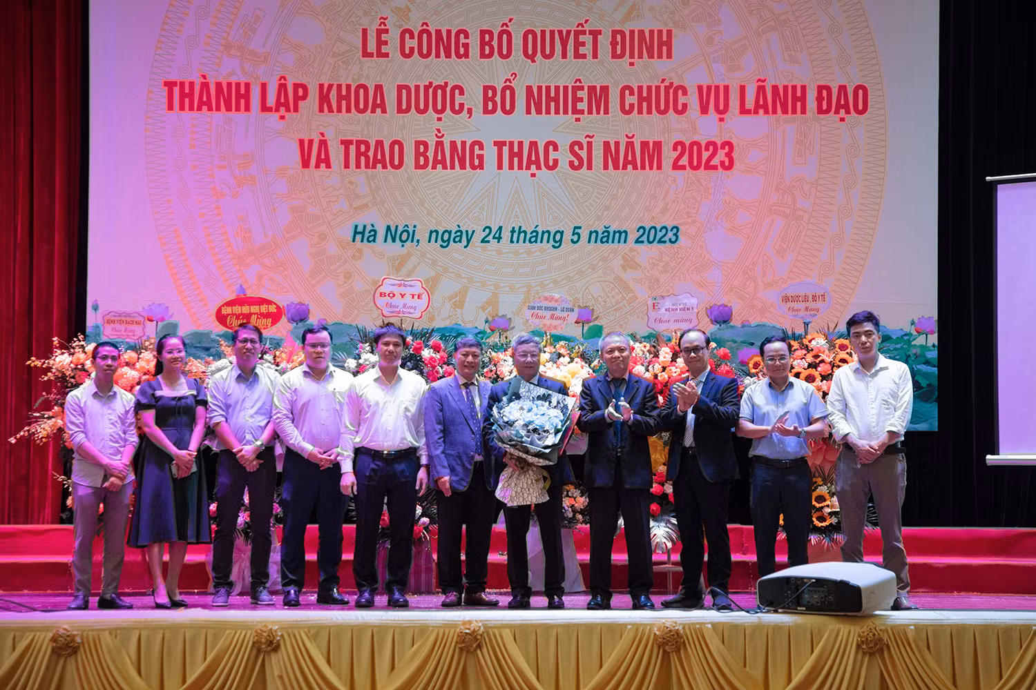 Hiệu trưởng Trường Đại học Y Dược trao quyết định bổ nhiệm nhân sự lãnh đạo. Hiệu trưởng Trường Đại học Y Dược trao quyết định bổ nhiệm nhân sự lãnh đạo.
