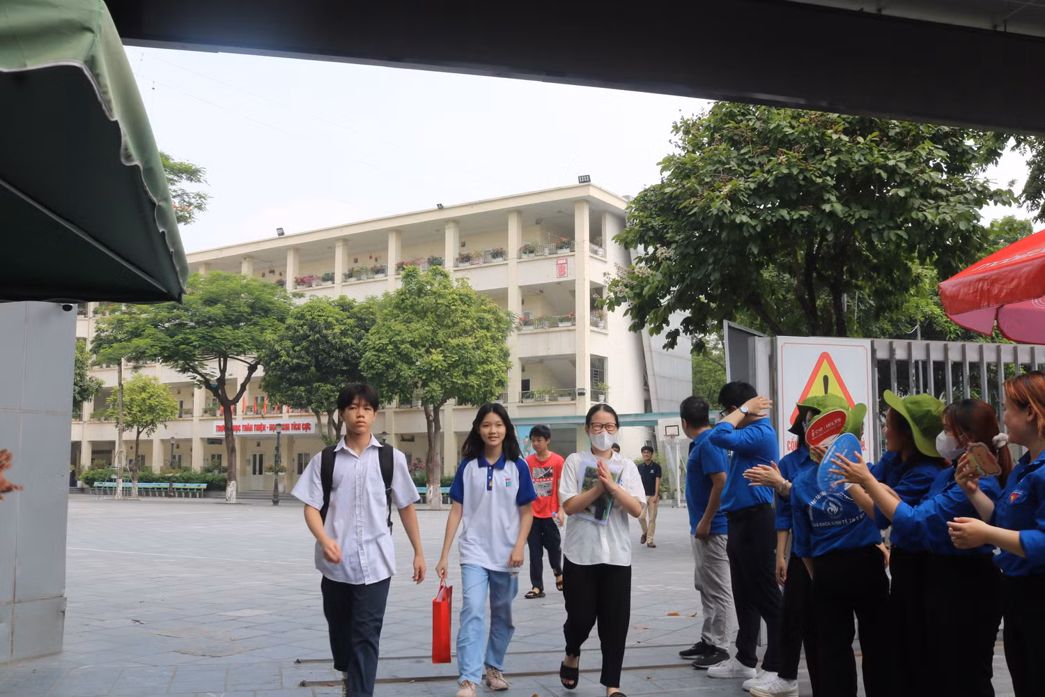 Những thí sinh đầu tiên đi ra với tràng vỗ tay chúc mừng, động viên, cổ vũ từ các tình nguyện viên. (Ảnh: Phương Nga).