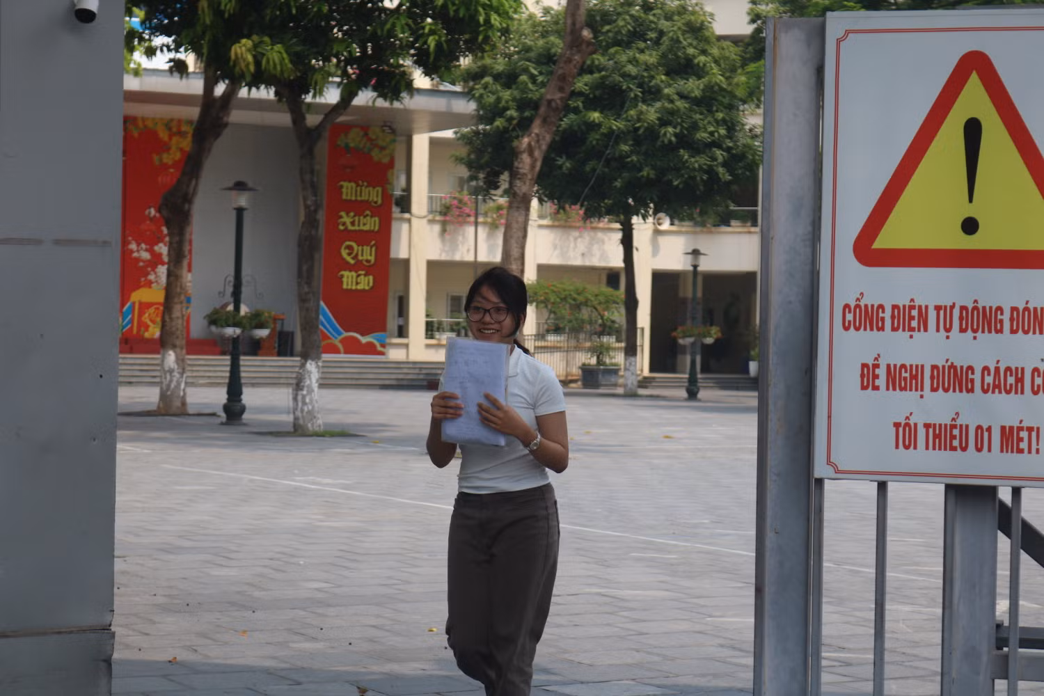 Thí sinh Hoàng Bảo Vy - Trường Trung học cơ sở Nghĩa Tân cười tươi rói sau khi kết thúc môn Toán và kì vọng được 9 điểm. (Ảnh: Vân Ánh).