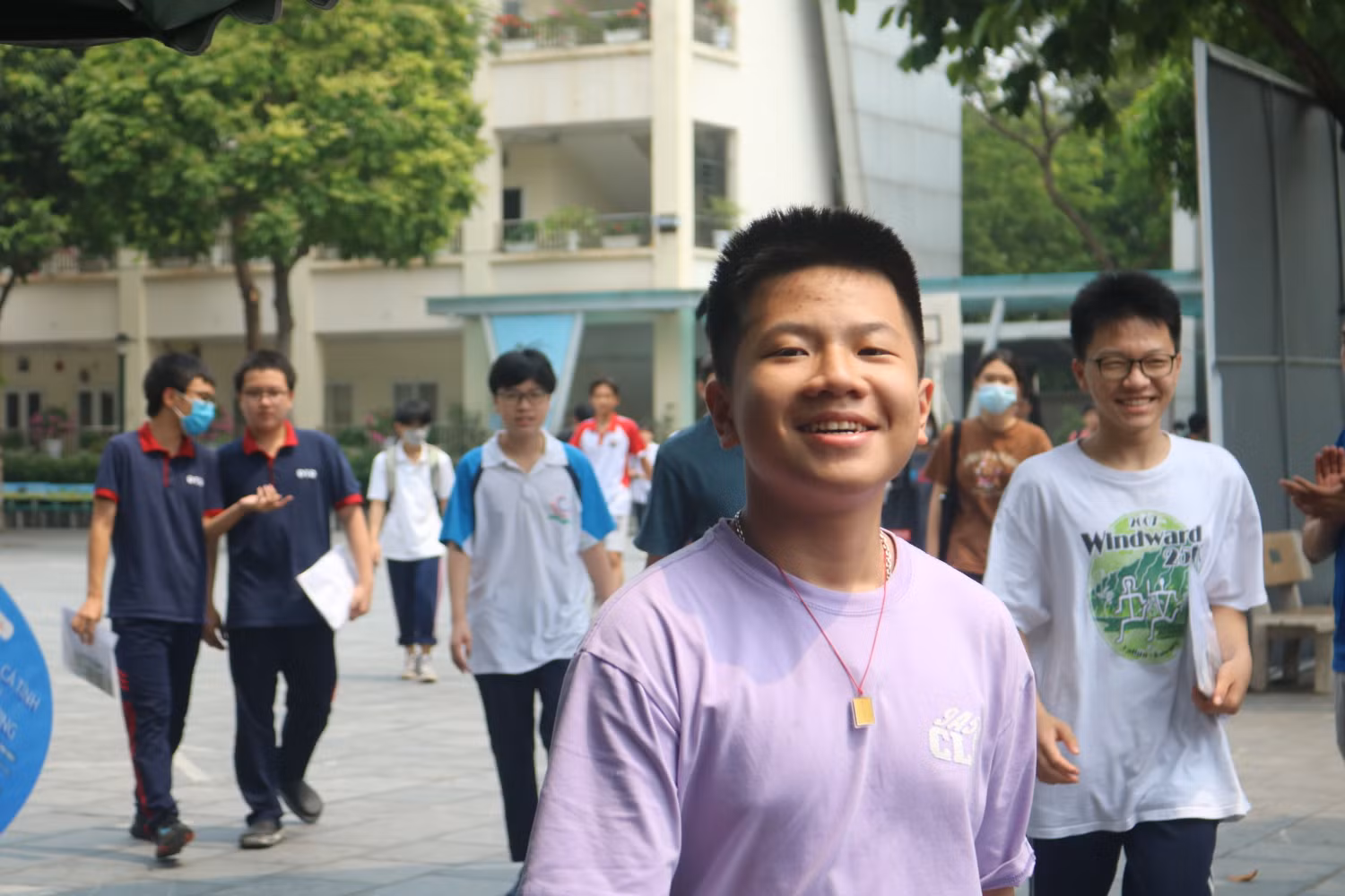 Thí sinh không giấu nổi niềm vui khi kết thúc kỳ thi tuyển sinh kết thúc. (Ảnh: Ánh Vân).