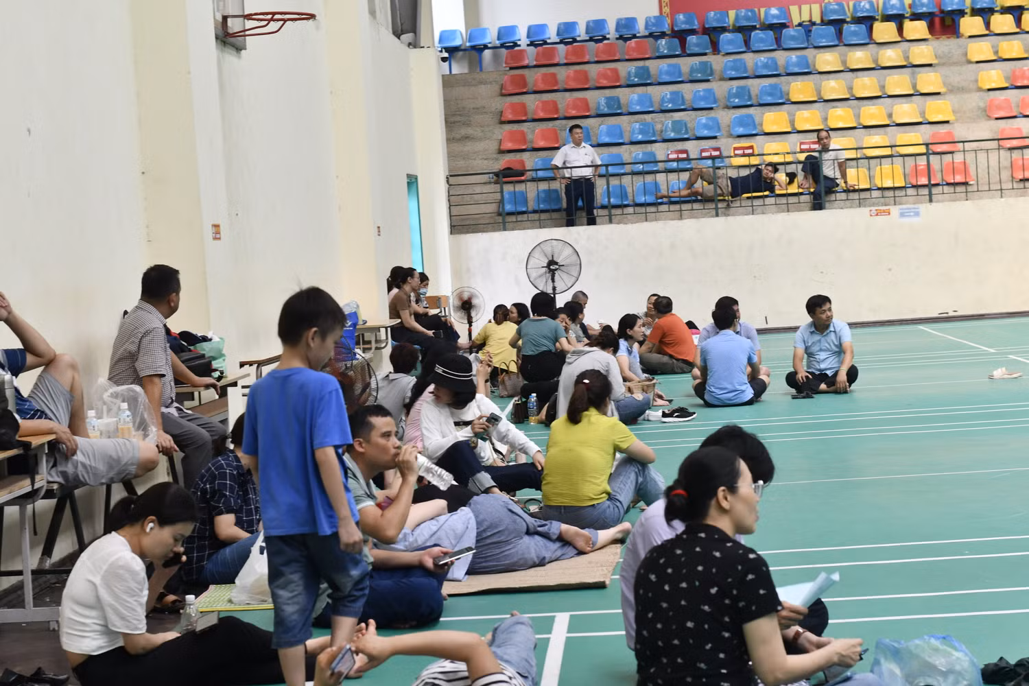 Phụ huynh tránh nóng trong nhà thi đấu của Trường trung học phổ thông Chuyên Đại học Sư phạm Hà Nội Phụ huynh tránh nóng trong nhà thi đấu của Trường trung học phổ thông Chuyên Đại học Sư phạm Hà Nội