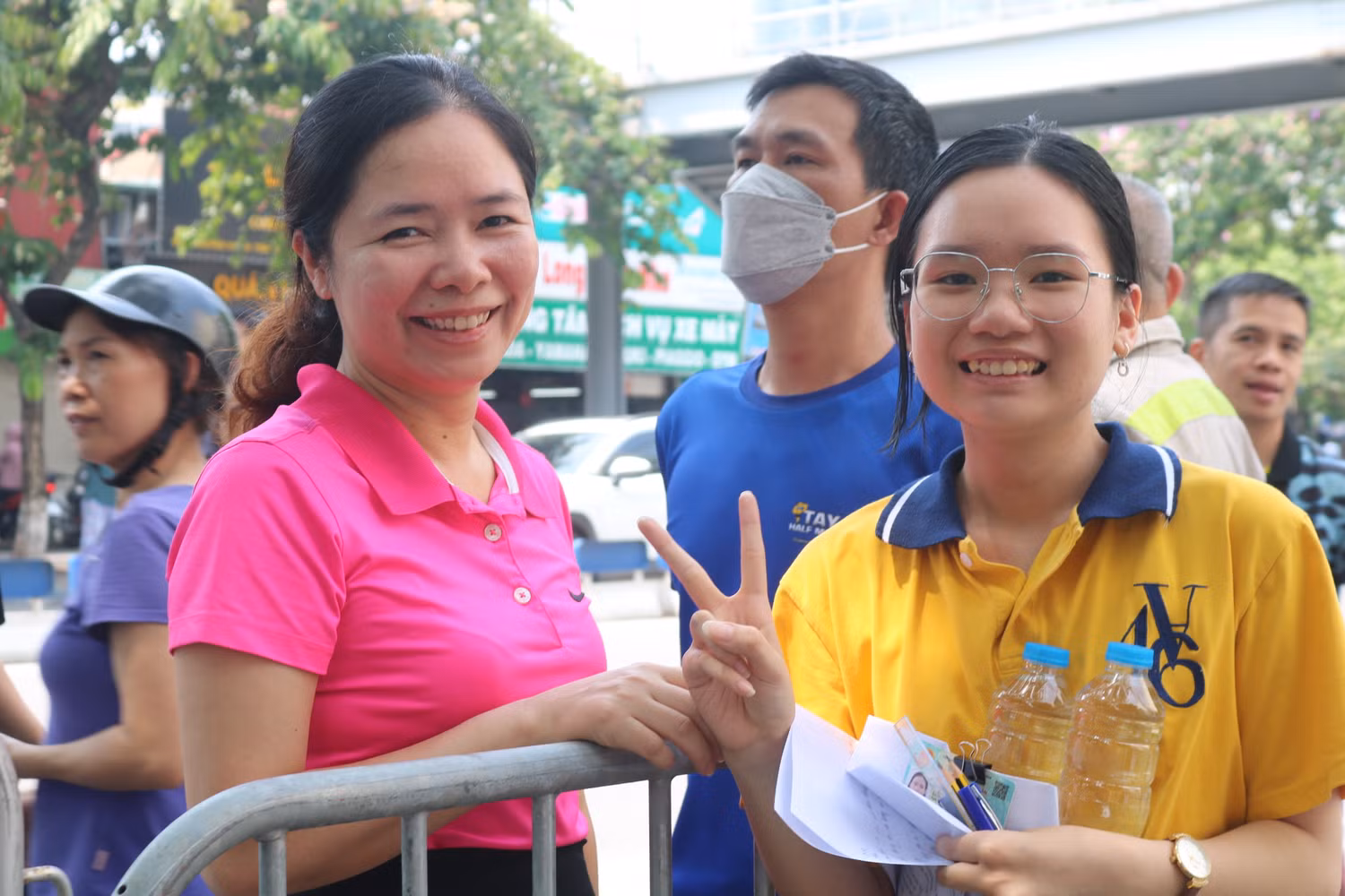 Đặng Hà Thu Uyên không giấu được niềm vui khi đã hoàn thành khá tốt bài thi môn Ngữ văn của mình. (Ảnh: Phương Nga).
