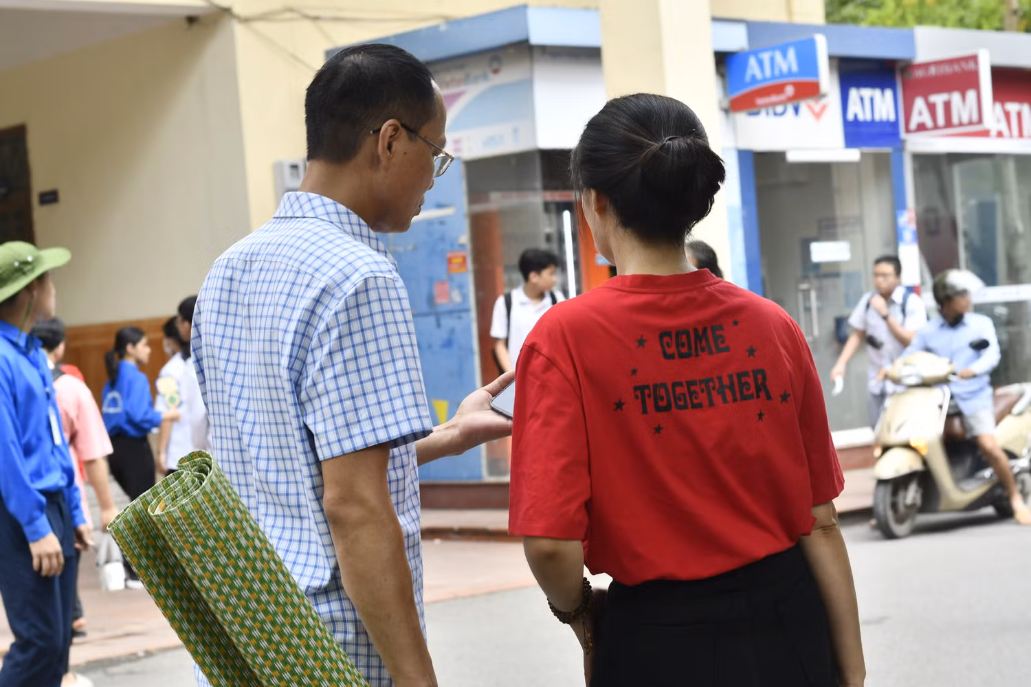 Một phụ huynh không tìm được nhà trọ phải mua chiếu để tranh thủ nằm ngả lưng buổi trưa. Một phụ huynh không tìm được nhà trọ phải mua chiếu để tranh thủ nằm ngả lưng buổi trưa.