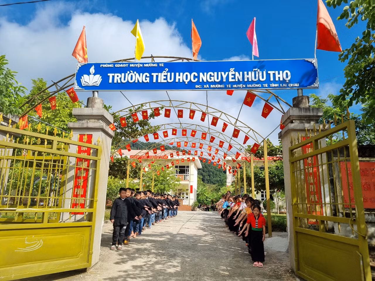 Cổng Trường Tiểu học Nguyễn Hữu Thọ, huyện Mường Tè, tỉnh Lai Châu. (Ảnh trên website trường) Cổng Trường Tiểu học Nguyễn Hữu Thọ, huyện Mường Tè, tỉnh Lai Châu. (Ảnh trên website trường)