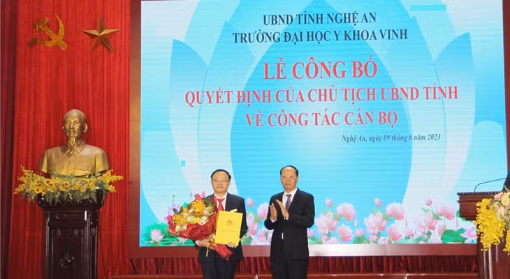 Đồng chí Bùi Thanh An - Ủy viên Ban Thường vụ, Phó Chủ tịch tỉnh - trao Quyết định bổ nhiệm chức vụ Hiệu trưởng đối với Tiến sĩ Nguyễn Văn Tuấn. (Ảnh: Vân Anh). Đồng chí Bùi Thanh An - Ủy viên Ban Thường vụ, Phó Chủ tịch tỉnh - trao Quyết định bổ nhiệm chức vụ Hiệu trưởng đối với Tiến sĩ Nguyễn Văn Tuấn. (Ảnh: Vân Anh).