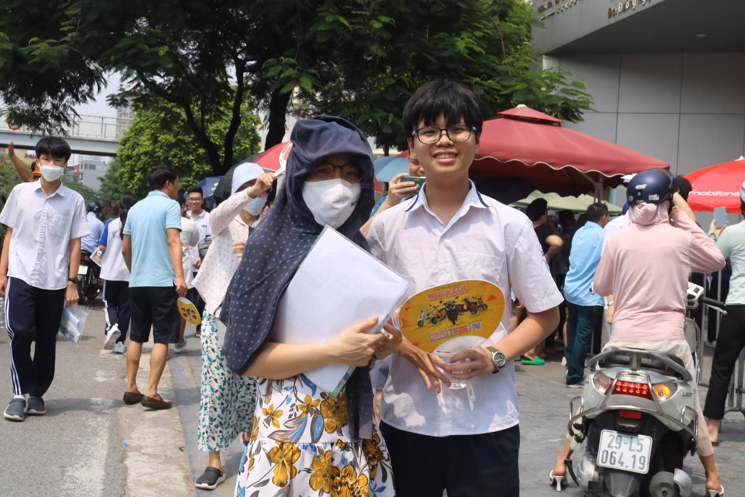 Nụ cười rạng rỡ, tự tin của nam sinh sau khi hoàn thành bài thi môn Toán với hy vọng trúng tuyển vào nguyện vọng 1. (Ảnh: Phương Nga).