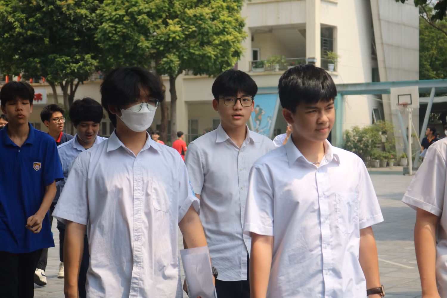 Hôm nay, thí sinh đã hoàn thành xong môn thi Toán cũng là môn thi cuối cùng của Kỳ thi Trung học phổ thông công lập. (Ảnh: Vân Ánh).