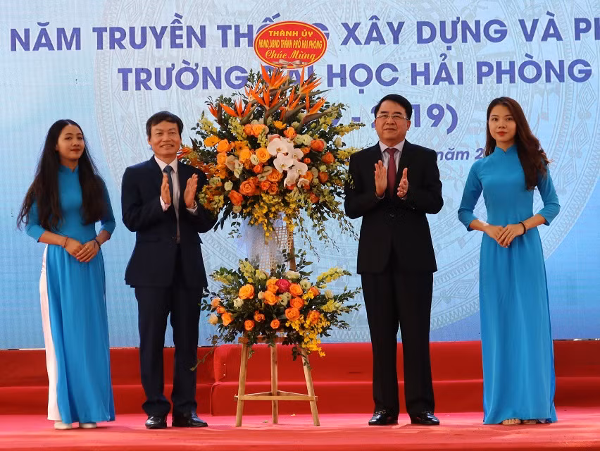 Ông Lê Khắc Nam, Phó Chủ tịch Ủy ban nhân dân thành phố Hải Phòng tặng hoa chúc mừng nhà trường (Ảnh: CTV) Ông Lê Khắc Nam, Phó Chủ tịch Ủy ban nhân dân thành phố Hải Phòng tặng hoa chúc mừng nhà trường (Ảnh: CTV)