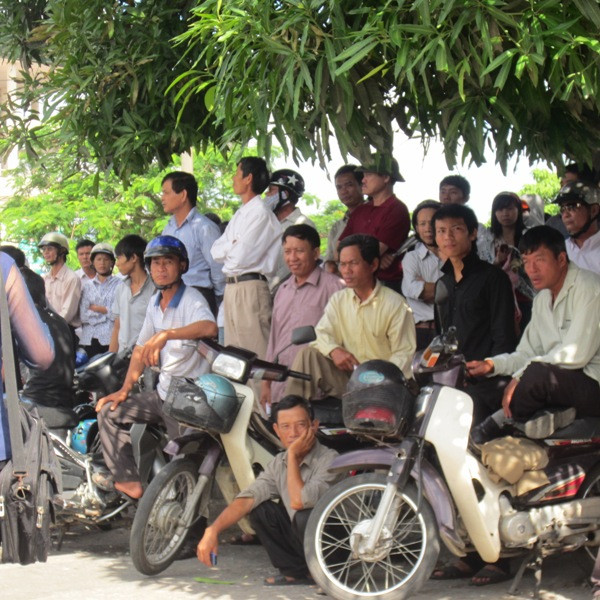 Kẻ đứng, người ngồi lo lắng cho những đứa con của mình đang làm bài trong phòng thi. (Xem đáp án môn Vật lí - Xem đáp án môn Toán) Kẻ đứng, người ngồi lo lắng cho những đứa con của mình đang làm bài trong phòng thi. (Xem đáp án môn Vật lí - Xem đáp án môn Toán)