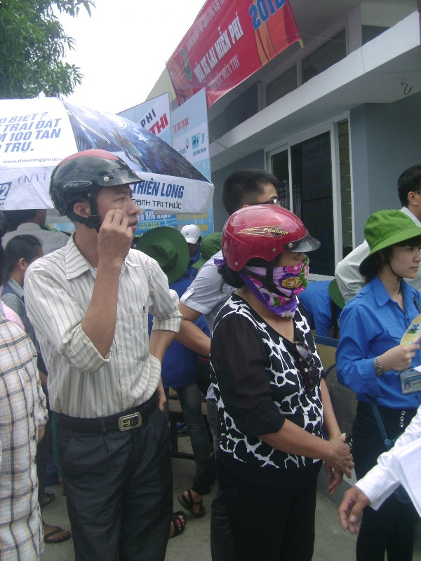 Một số phụ huynh lo lắng gọi điện tìm con. (Xem đáp án môn Vật lí - Xem đáp án môn Toán) Một số phụ huynh lo lắng gọi điện tìm con. (Xem đáp án môn Vật lí - Xem đáp án môn Toán)
