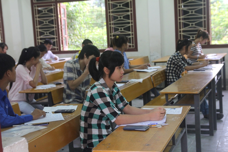 Phía trong phòng thi các thí sinh vẫn đang chăm chú làm bài Phía trong phòng thi các thí sinh vẫn đang chăm chú làm bài