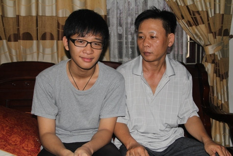 Với nỗ lực của mình Huy đã trở thành niềm tự hào của gia đình và thầy cô khi trở thành tân thủ khoa khối D ĐH Ngoại Thương
