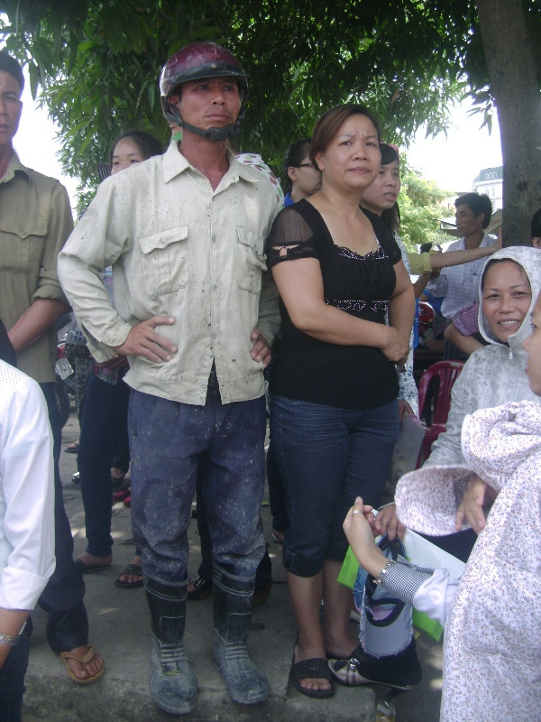 Người đàn ông này còn vận luôn bộ đồ sau khi đi đổ bê tông thuê về để ra đón con. Người đàn ông này còn vận luôn bộ đồ sau khi đi đổ bê tông thuê về để ra đón con.