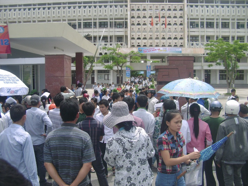 Đến giờ tan trường các phụ huynh đã lo lắng đứng chờ con mình ra khi kết thúc môn thi đầu tiên Đến giờ tan trường các phụ huynh đã lo lắng đứng chờ con mình ra khi kết thúc môn thi đầu tiên