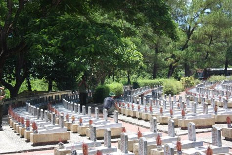 Tâm nguyện tìm mộ người nhà là điều khẩn thiết của nhiều gia đình liệt sỹ nhưng cần phải tìm mộ theo một phương pháp khoa học (ảnh: Nghĩa trang liệt sỹ Trường Sơn - tỉnh Quảng Trị)